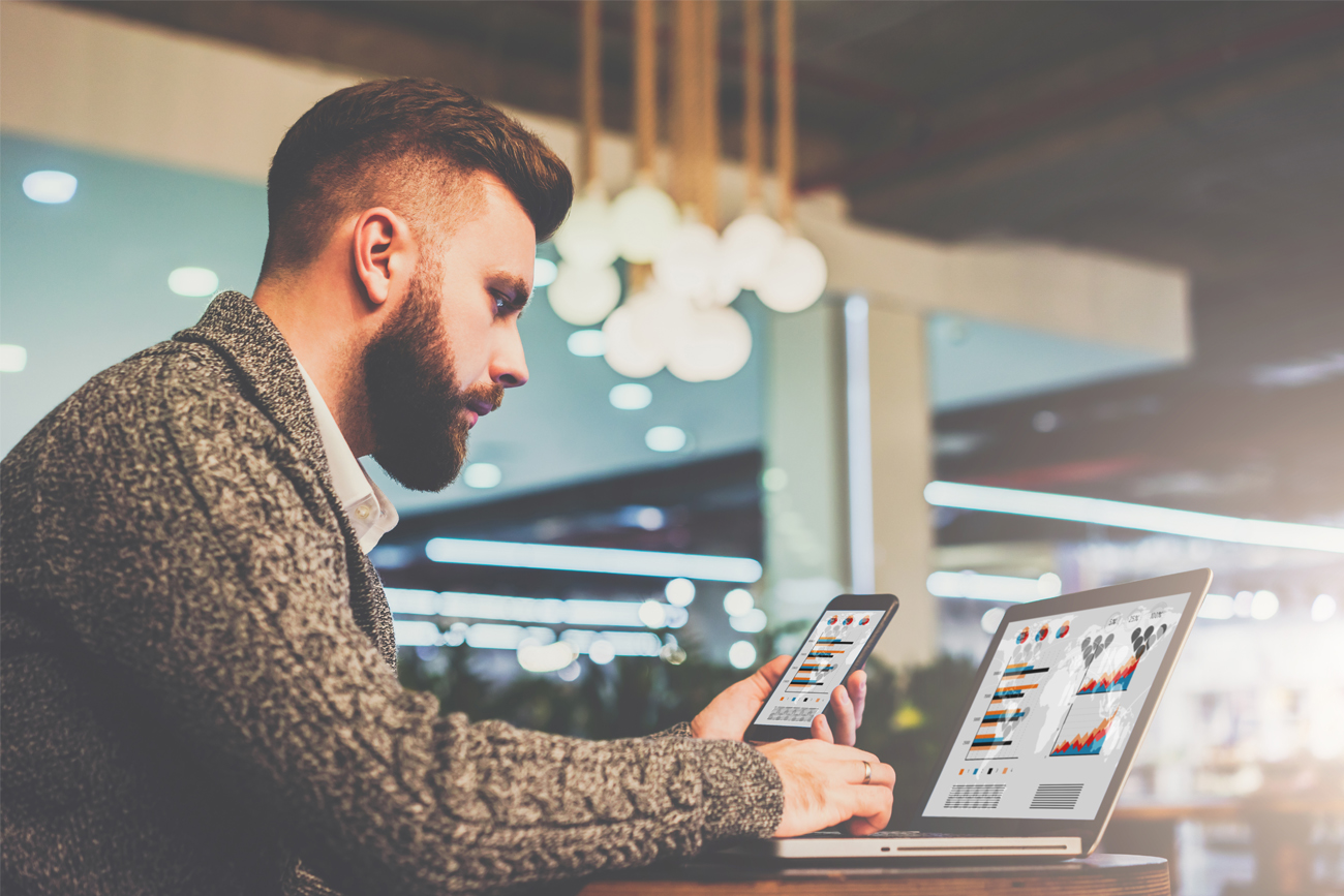 Employee using Pronto Xi Business Intelligence to retrieve information they need while also tracking personalised KPI's quickly and easily.