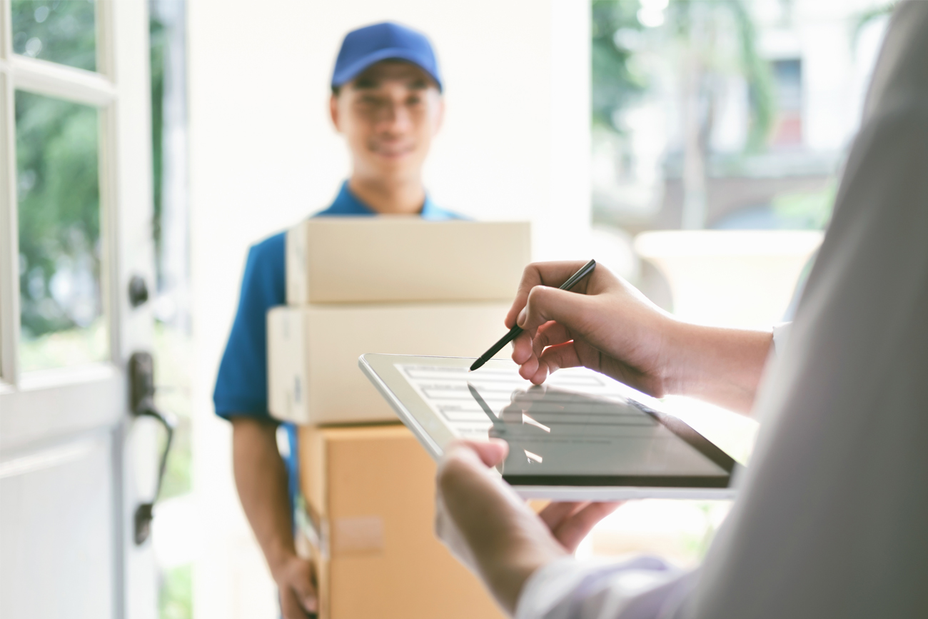Delivery driver using Pronto Woven's eCommerce services on the go in order to increase productivity.