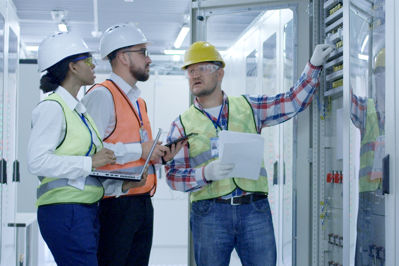 Facilities manager explaining to employees how to use time recordings and time sheet for sign on.