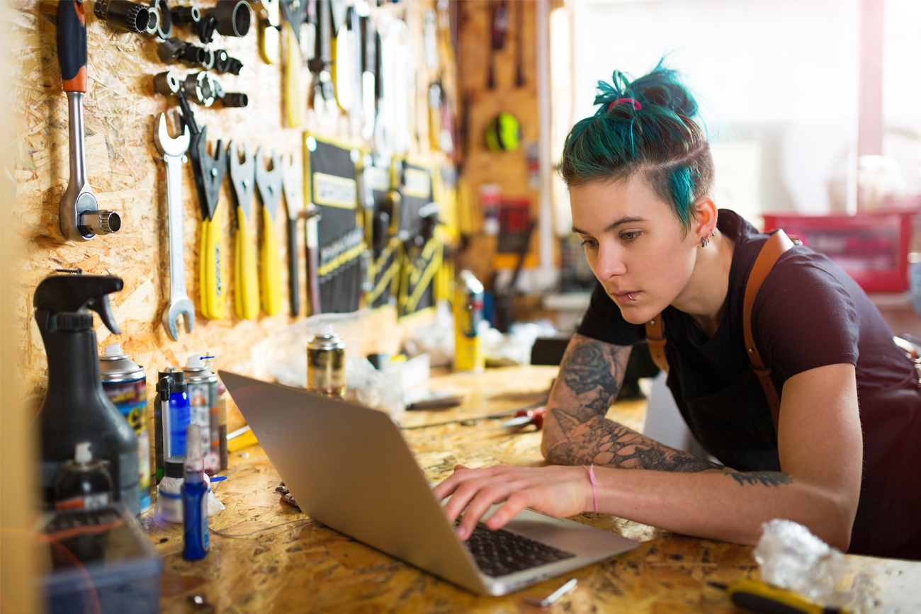 Worker formatting and personalising all customer-facing and business documents directly via Pronto Xi TrueForm