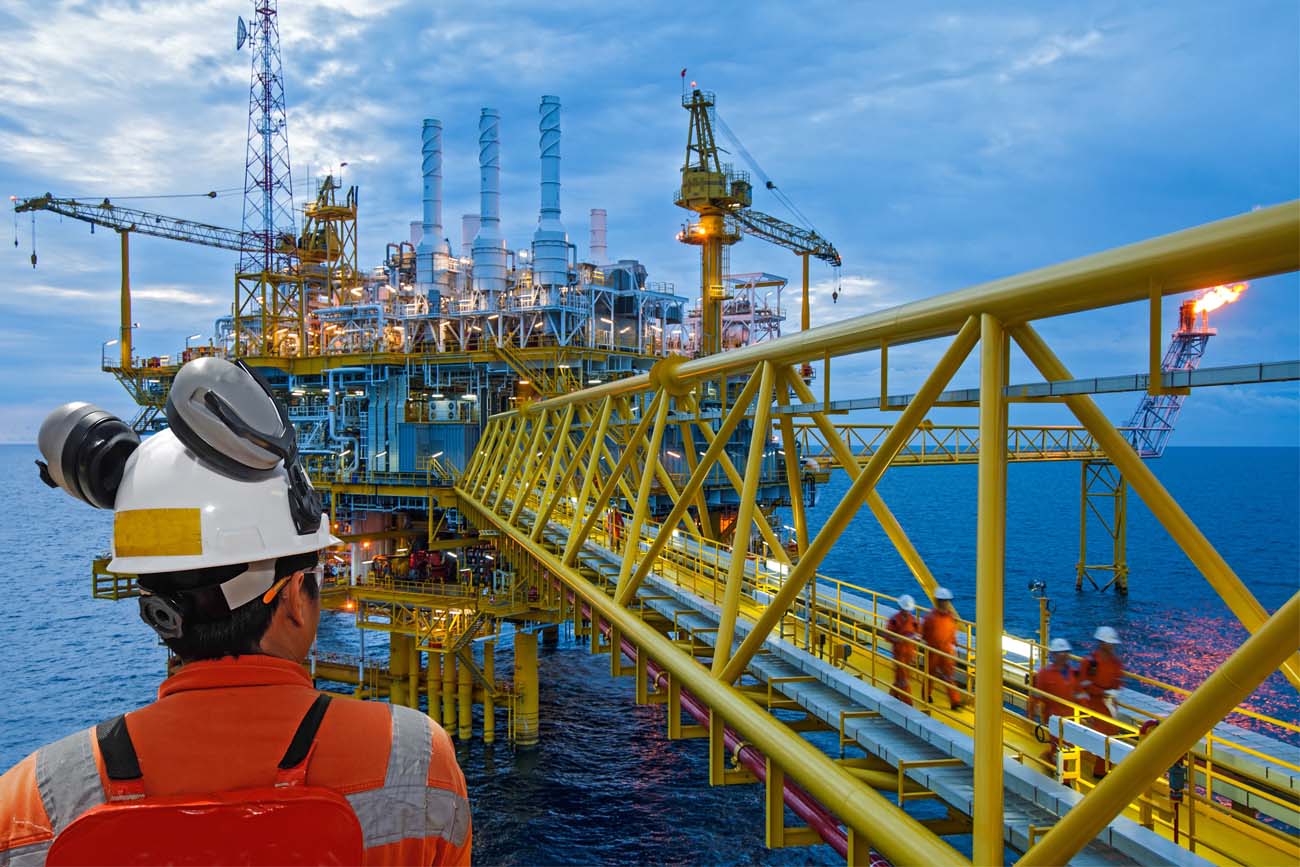 Oil rig professionals using resources to strike the right balance for maximum productivity.
